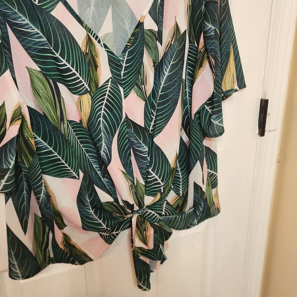 in voland Tops - Tropical Leaf Print Women's Top